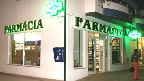Fachada de una farmacia Fachada de una farmacia