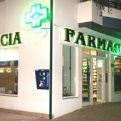 Fachada de una farmacia Fachada de una farmacia