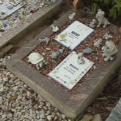 Una tumba en un cementerio para mascotas