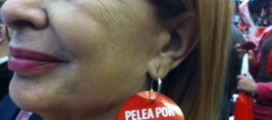 El lema "Pelea por lo que quieres", hasta en los pendientes de Carmen Alborch. El lema "Pelea por lo que quieres", hasta en los pendientes de Carmen Alborch.