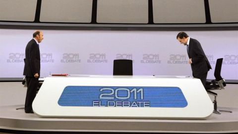 Rajoy y Rubalcaba se sientan antes del debate.