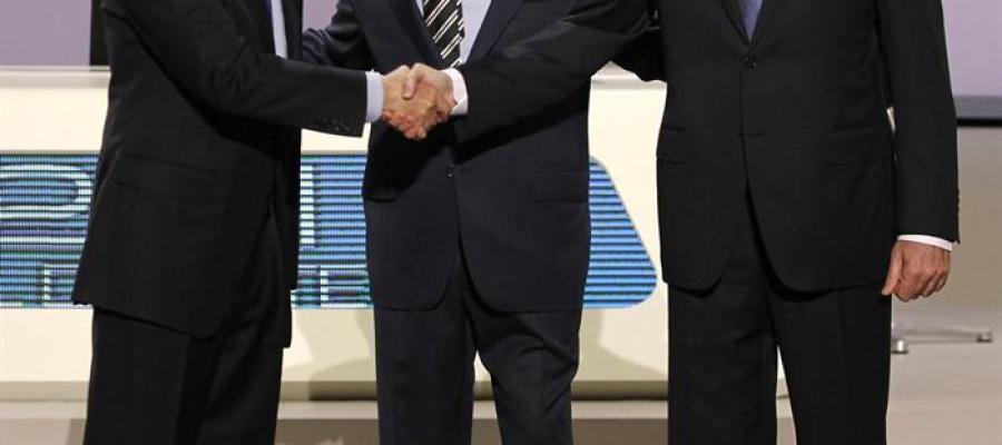 Rubalcaba y Rajoy se saludan antes del debate. Rubalcaba y Rajoy se saludan antes del debate.