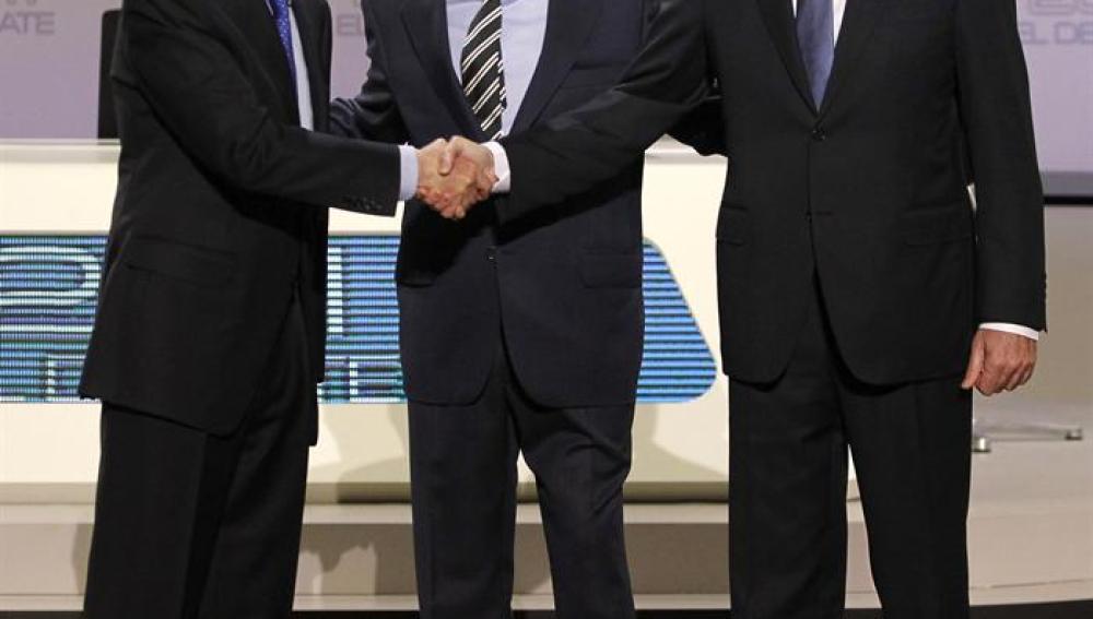 Rubalcaba y Rajoy se saludan antes del debate.