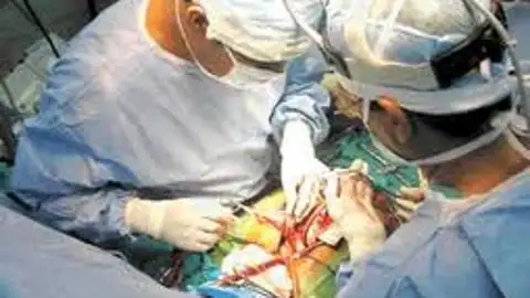 Barnard hace el primer trasplante de corazón Barnard hace el primer trasplante de corazón