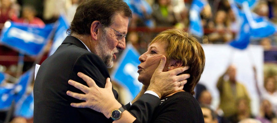 Mariano Rajoy abraza a Celia Villalobos Mariano Rajoy abraza a Celia Villalobos