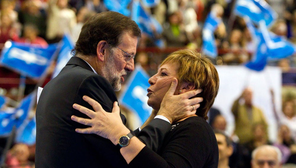 Mariano Rajoy abraza a Celia Villalobos