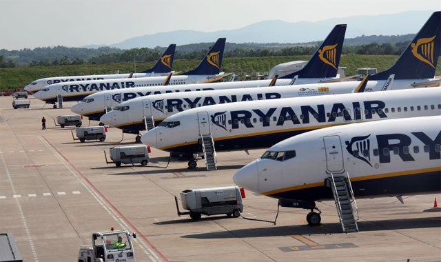 Aterriza el primer vuelo regular en el aeropuerto de Castellón Aterriza el primer vuelo regular en el aeropuerto de Castellón