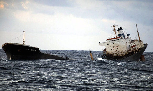 Prestige: 20 años de la catástrofe marítima que tiñó de negro la costa gallega Prestige: 20 años de la catástrofe marítima que tiñó de negro la costa gallega