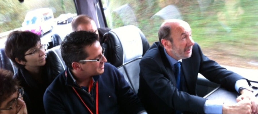 Rubalcaba en el autobús de los periodistas Rubalcaba en el autobús de los periodistas