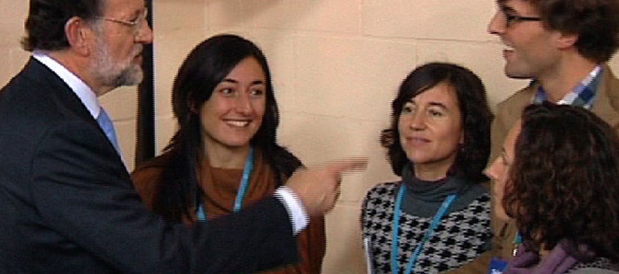 Rajoy con Eva Llamazares y otros periodistas de la caravana electoral del PP Rajoy con Eva Llamazares y otros periodistas de la caravana electoral del PP