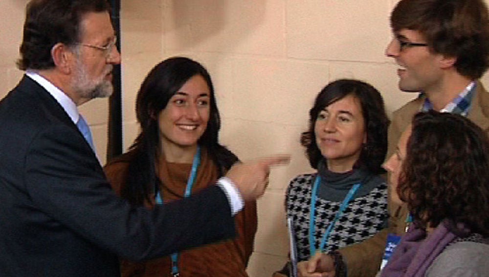 Rajoy con Eva Llamazares y otros periodistas de la caravana electoral del PP