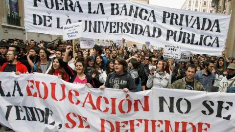 Manifestaci&oacute;n de estudiantes universitarios contra los recortes