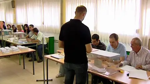 Un hombre ejerce su derecho a voto Un hombre ejerce su derecho a voto