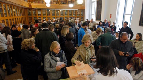 Gente votando el 20-N