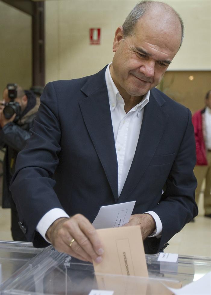 Manuel Chaves, tras conocer su imputación: "Tengo la conciencia absolutamente tranquila" Manuel Chaves, tras conocer su imputación: "Tengo la conciencia absolutamente tranquila"
