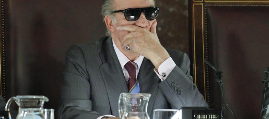 l rey Juan Carlos durante un acto público con gafas de sol tras sufrir un accidente doméstico. l rey Juan Carlos durante un acto público con gafas de sol tras sufrir un accidente doméstico.