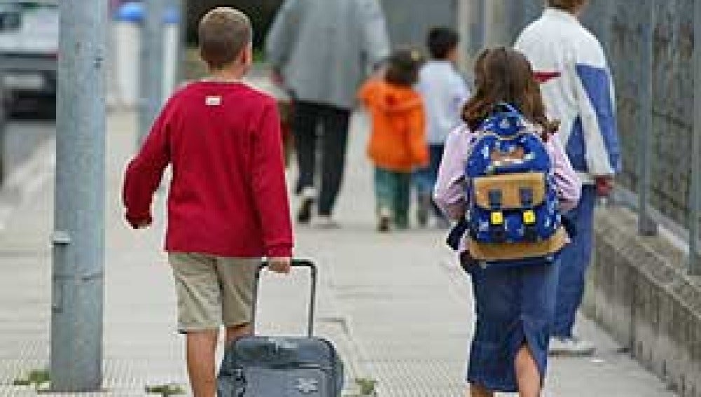 Niños yendo al colegio