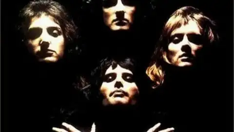 Junto a sus compañeros de Queen Junto a sus compañeros de Queen