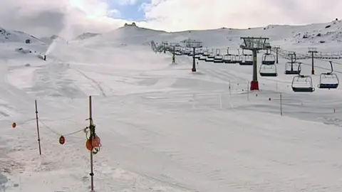 Sierra Nevada abre sus pistas con 26 kilómetros esquiables Sierra Nevada abre sus pistas con 26 kilómetros esquiables