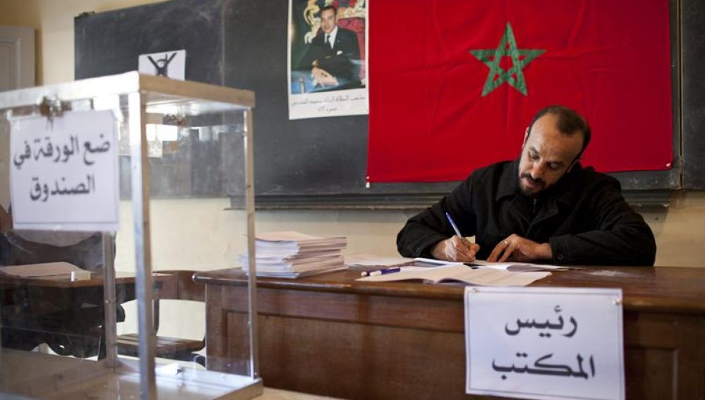 Un encargado de un colegio electoral en el centro de Rabat