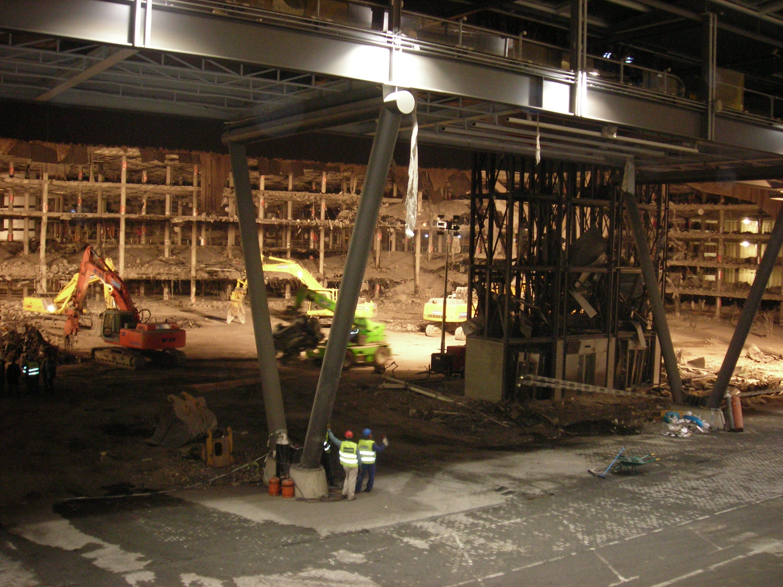 Estrasburgo condena a España a pagar 50.000 euros por maltratar a los etarras que atentaron en la T-4 Estrasburgo condena a España a pagar 50.000 euros por maltratar a los etarras que atentaron en la T-4