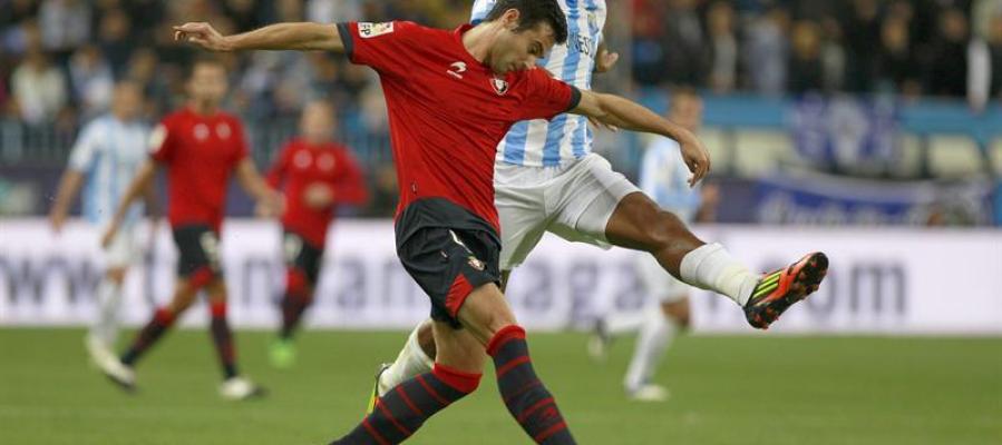 Miguel Flaño pelea un balón con Rondón Miguel Flaño pelea un balón con Rondón
