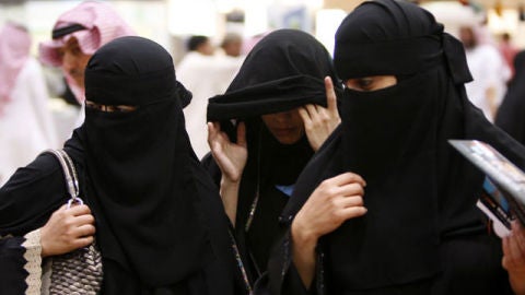 Mujeres saud&iacute;es pasean por la calle