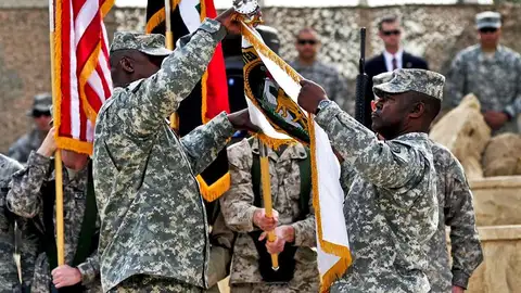 El general Lloyd James Austin III y al comandante Joseph R. Allen, recogiendo la bandera El general Lloyd James Austin III y al comandante Joseph R. Allen, recogiendo la bandera