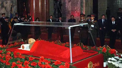 Kim Jong-il yace en una urna Kim Jong-il yace en una urna