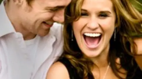 Pareja riéndose Pareja riéndose