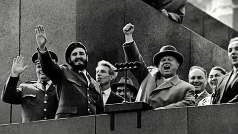Fidel Castro junto a Kruschev en 1961 Fidel Castro junto a Kruschev en 1961