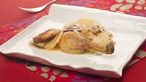Pollo asado con manzana