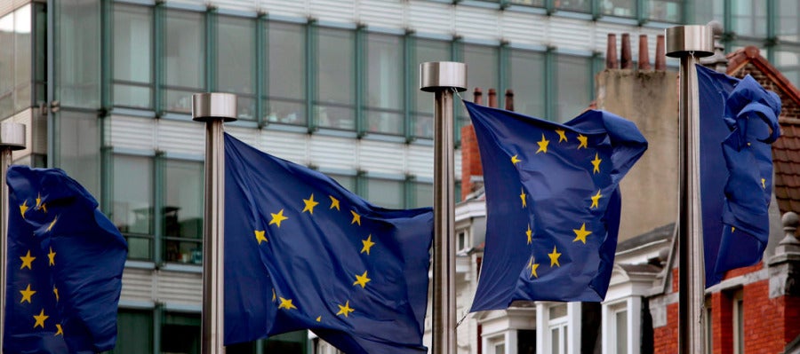 Banderas ondean cerca de la sede del Consejo en Bruselas Banderas ondean cerca de la sede del Consejo en Bruselas