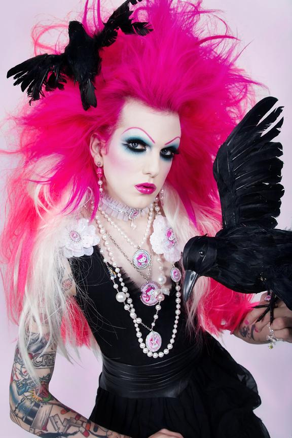 Mesa de redacción: El presidente de un banco holandés se disfraza de drag queen en la convención anual Mesa de redacción: El presidente de un banco holandés se disfraza de drag queen en la convención anual