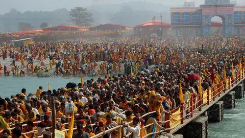 Peregrinos hindúes se apelotonan en una ciudad india Peregrinos hindúes se apelotonan en una ciudad india