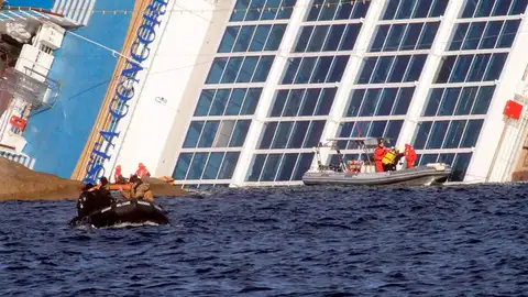Una lancha de los servicios de rescate italiano rodea el 'Costa Concordia'. Una lancha de los servicios de rescate italiano rodea el 'Costa Concordia'.