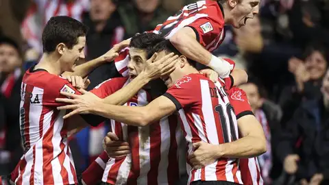 Los jugadores del Athletic de Bilbao celebran su primer gol Los jugadores del Athletic de Bilbao celebran su primer gol