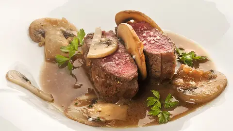 Solomillo con champiñones Solomillo con champiñones