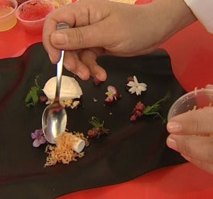 Una cocinera monta un plato en Madrid Fusión Una cocinera monta un plato en Madrid Fusión