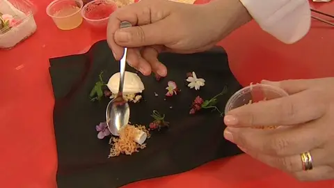 Una cocinera monta un plato en Madrid Fusión Una cocinera monta un plato en Madrid Fusión