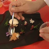 Una cocinera monta un plato en Madrid Fusión Una cocinera monta un plato en Madrid Fusión
