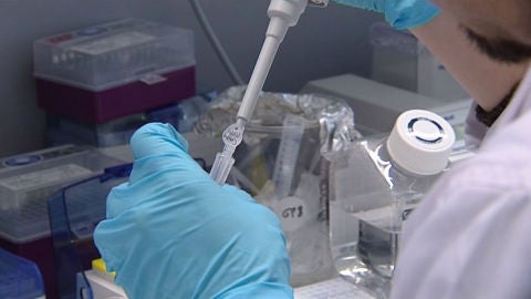 Un hombre realiza una prueba de laboratorio