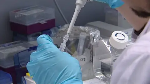 Un hombre realiza una prueba de laboratorio Un hombre realiza una prueba de laboratorio