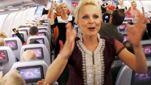 Azafatas de Finnair bailando