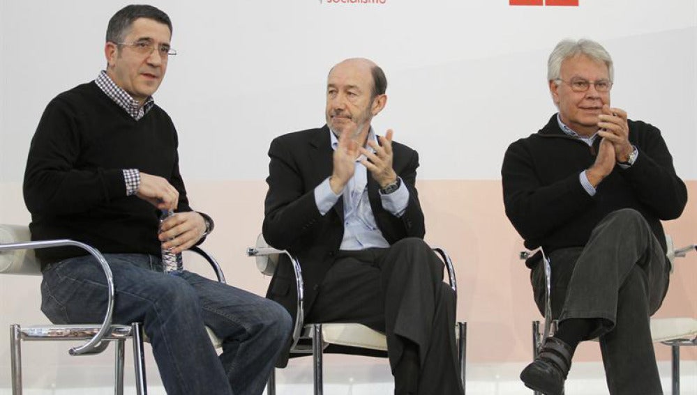 Rubalcaba, junto a Felipe González y Patxi López