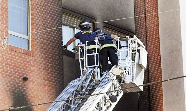 Dos policías españoles evitaron la muerte de dos ancianos en un incendio en Puerto Rico Dos policías españoles evitaron la muerte de dos ancianos en un incendio en Puerto Rico