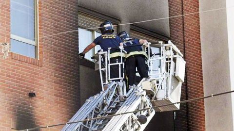 Rescatados con vida dos ni&ntilde;os y su madre en el incendio de su casa