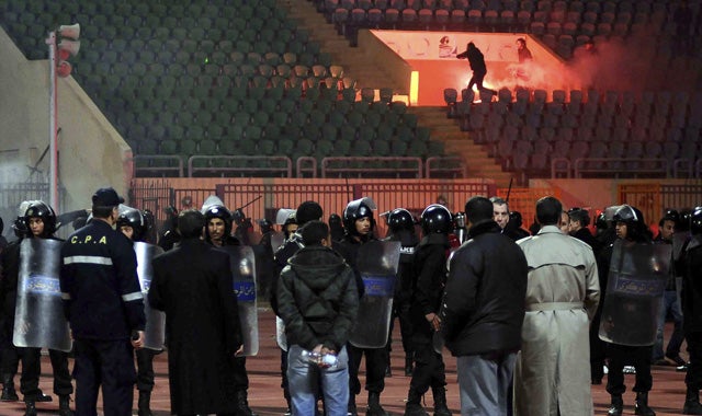 Al menos 74 muertos en los disturbios tras un partido de fútbol en Egipto Al menos 74 muertos en los disturbios tras un partido de fútbol en Egipto