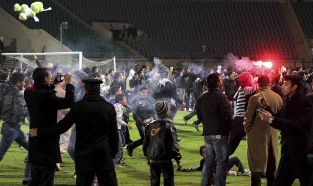 Batalla campal en un partido de fútbol en Egipto Batalla campal en un partido de fútbol en Egipto