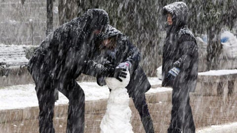 Una familia disfruta de la nieve en Mallorca